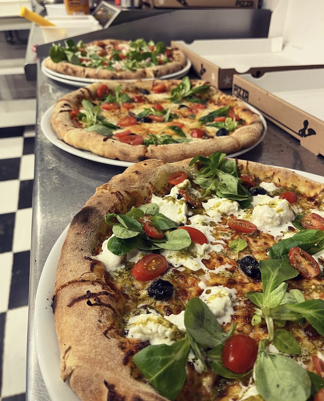 Plusieurs pizzas Pizz’Arev fraîchement préparées