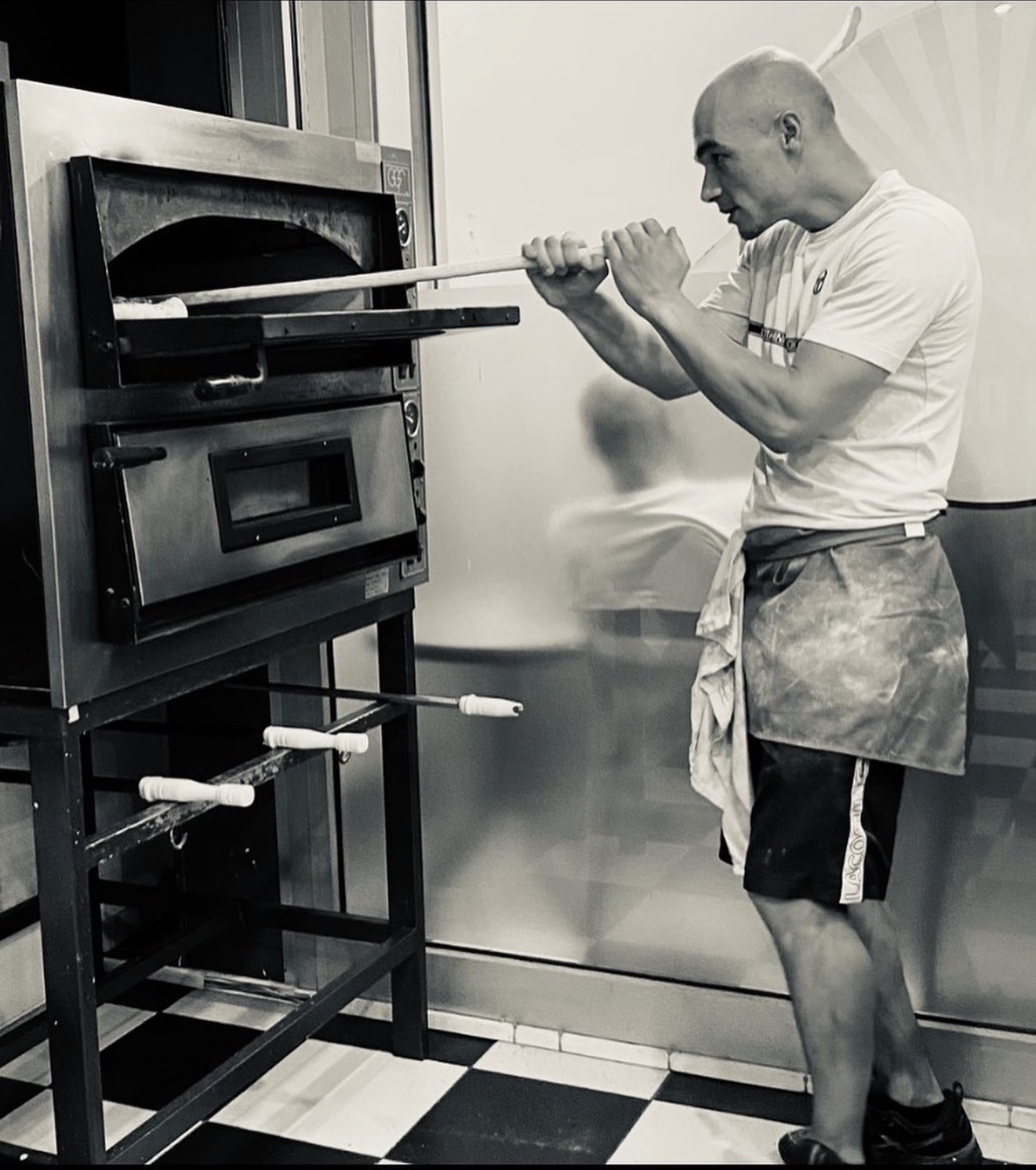Le pizzaiolo Pizz’Arev devant son four